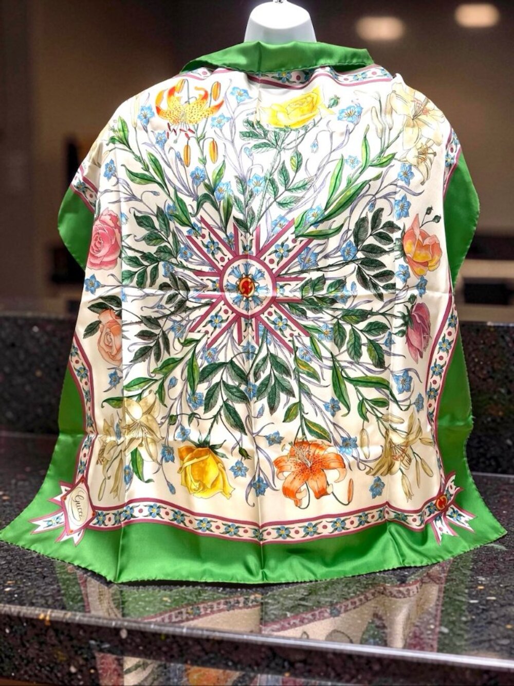 Beautiful Gucci V. ACCORNERO Floral Silk Satin Scarf  Green Beige Pink Flora (22 - Picture 3 of 16